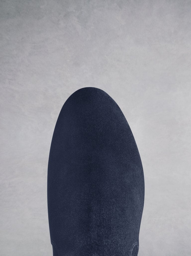 Avocet navy features an elegant and comfortable round toe shape.
