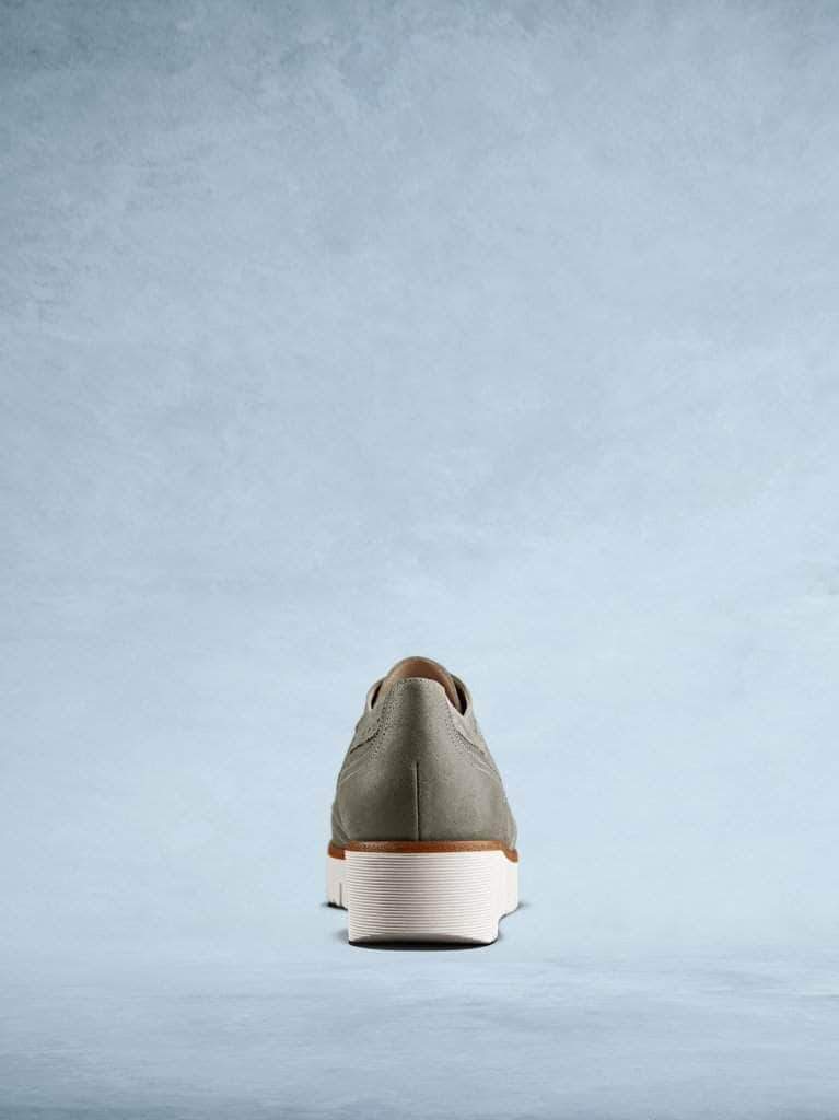 This back of the trainer features flattering khaki brogue detailing.