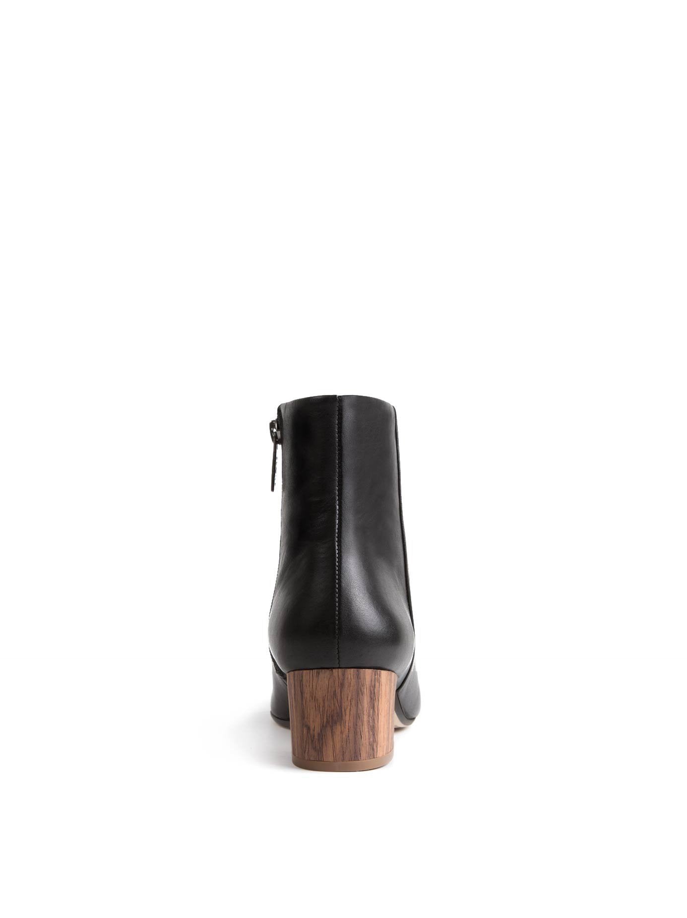Lawrence - Black Leather