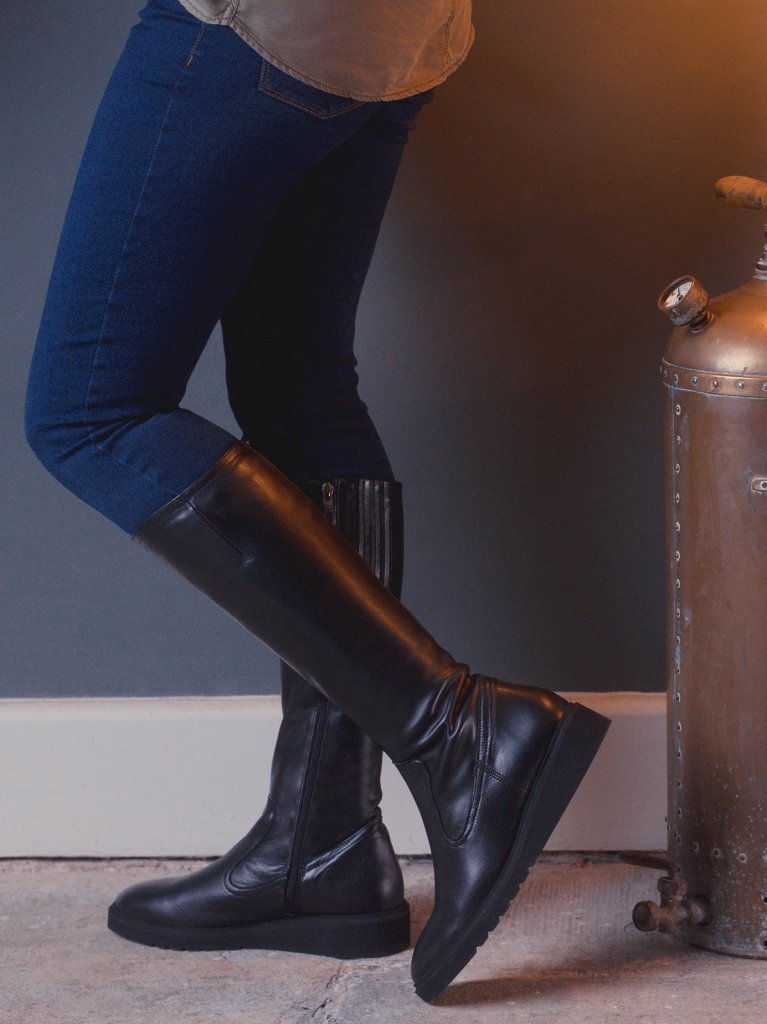 Highly practical with the lightweight E.V.A sole and warm fabric lining.