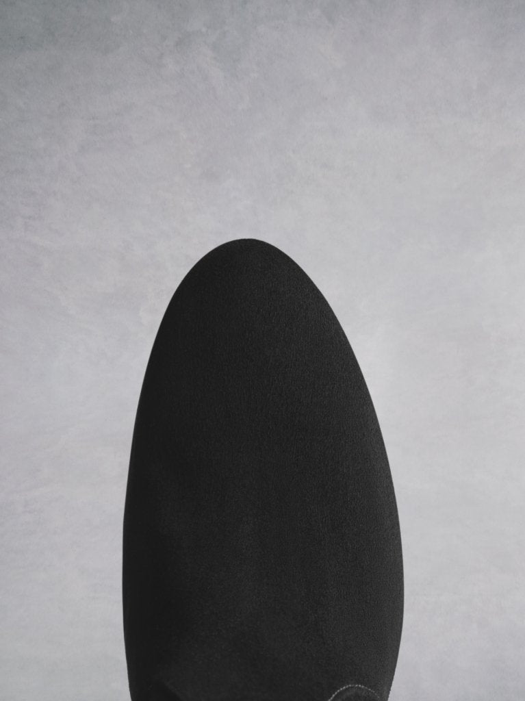 Simple chic lines detailed on the seams with a stylish almond toe.