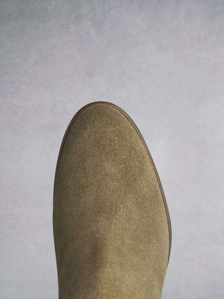 The versatile Albus camel has a smoothly shaped almond toe. 
