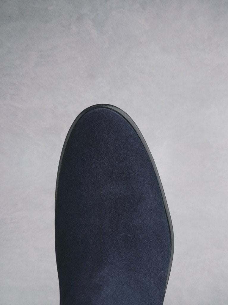 The versatile Albus navy has a smoothly shaped almond toe. 