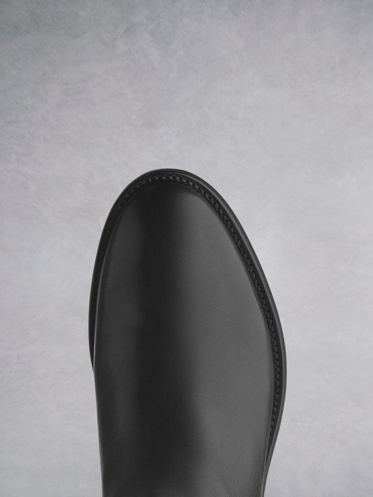 Arietty Black Leather, with premium calf leather lining, and a classical round toe shape. 