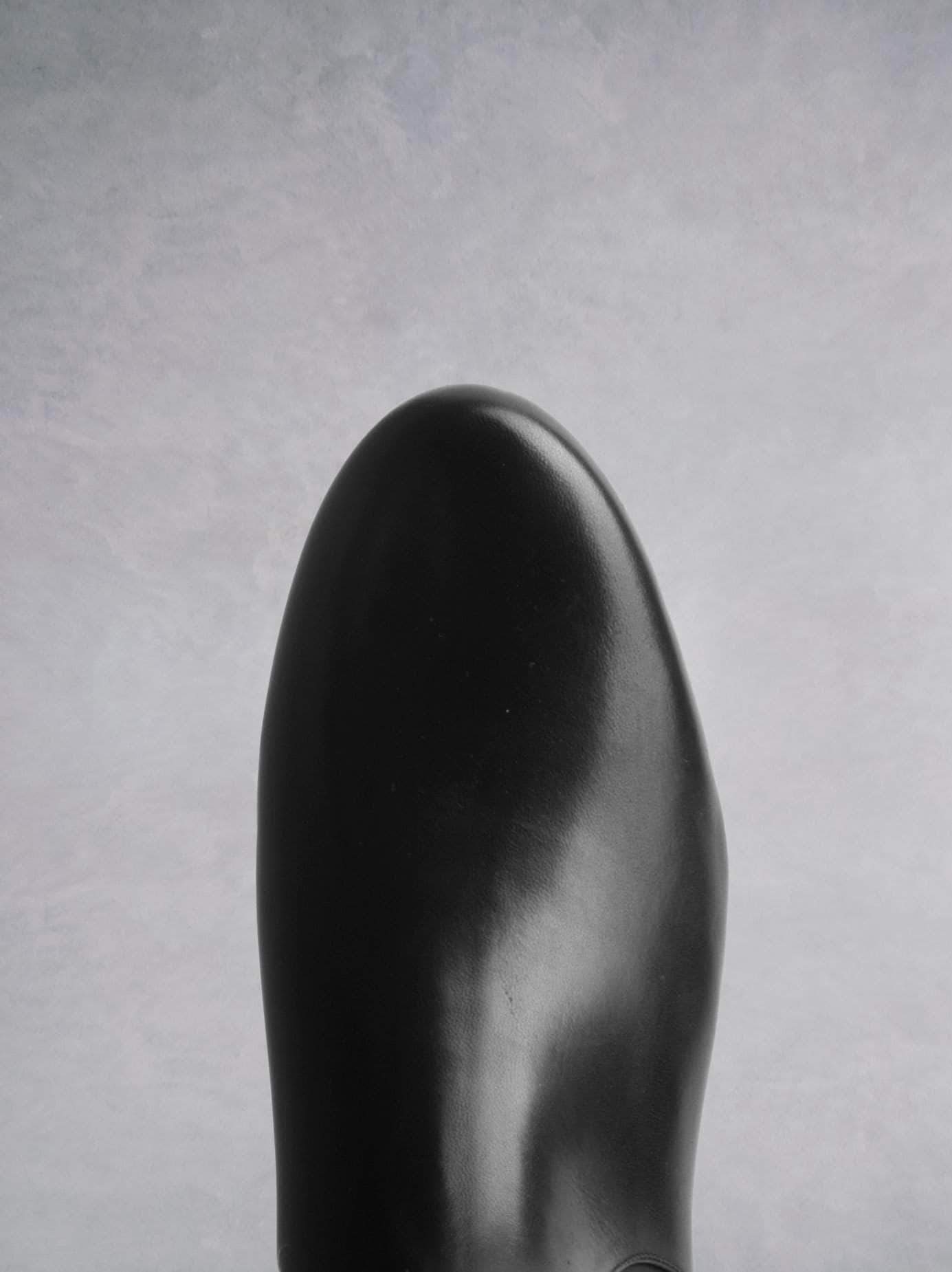 Artemis - Black Leather