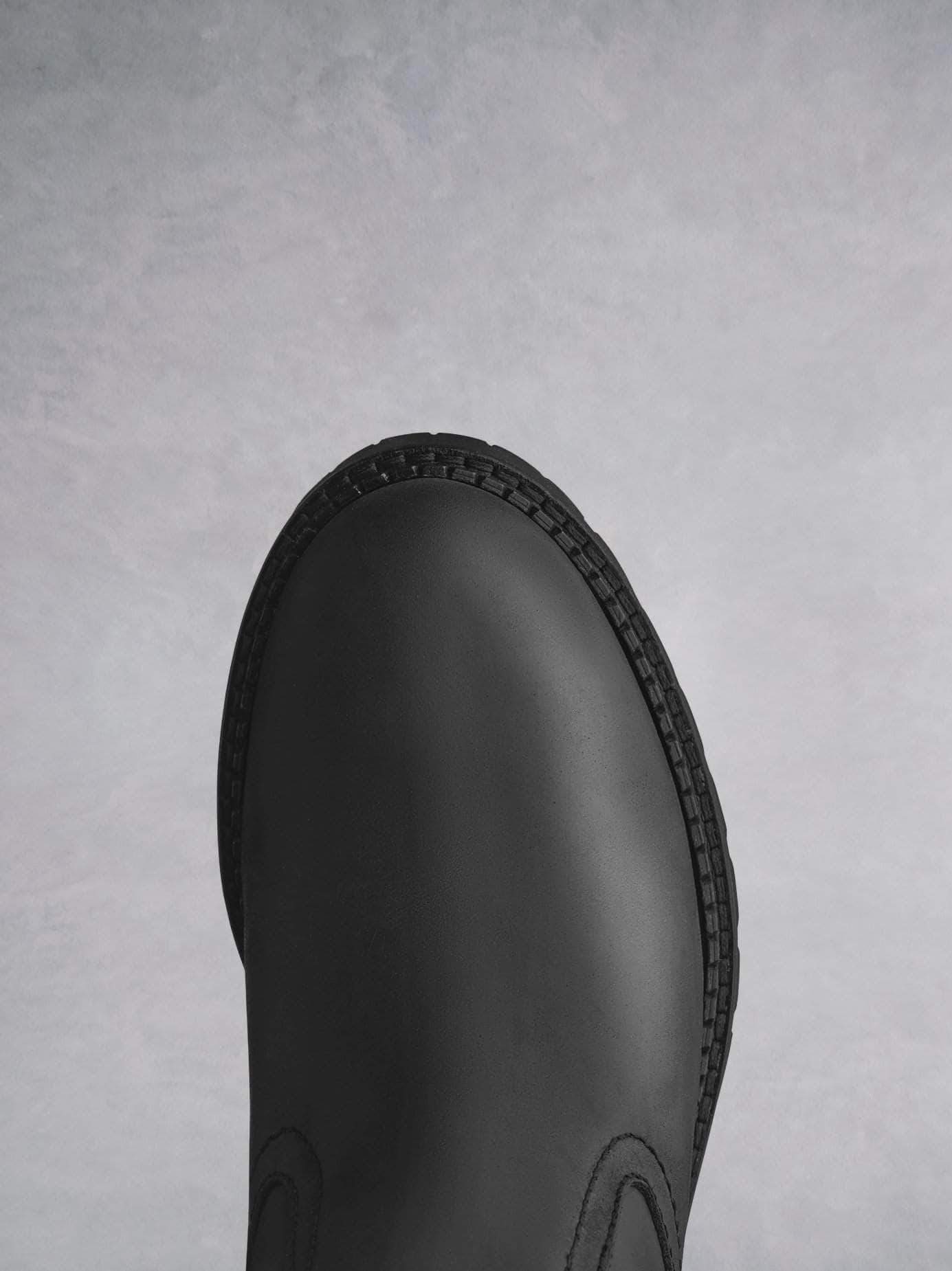 A rounded toe for comfort, with a heavy tread sole for extra grip. 