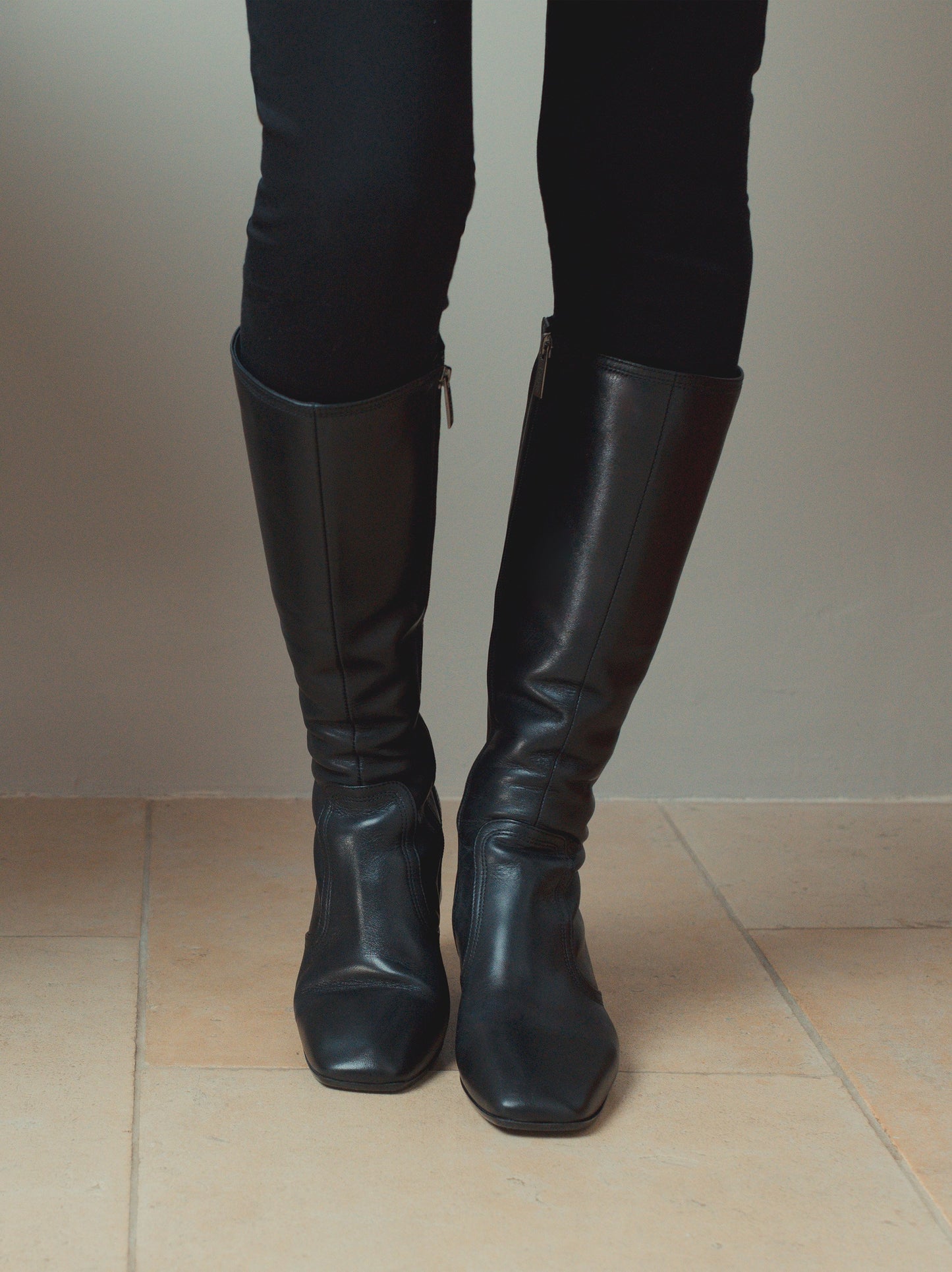 Aversley - Black Leather
