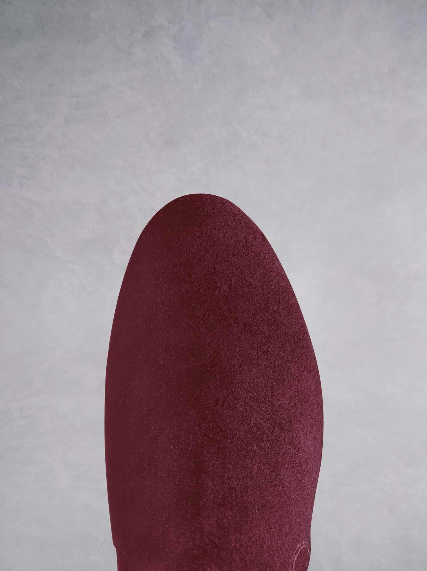 Featuring an elegant and comfortable round toe shape in burgundy suede. 