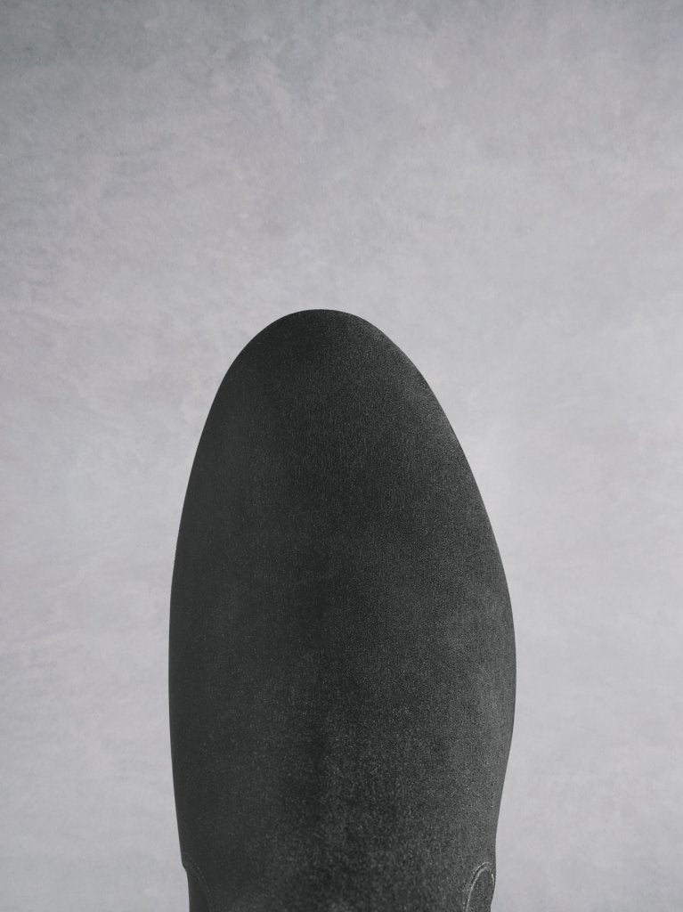 Featuring an elegant and comfortable round toe shape in grey suede. 