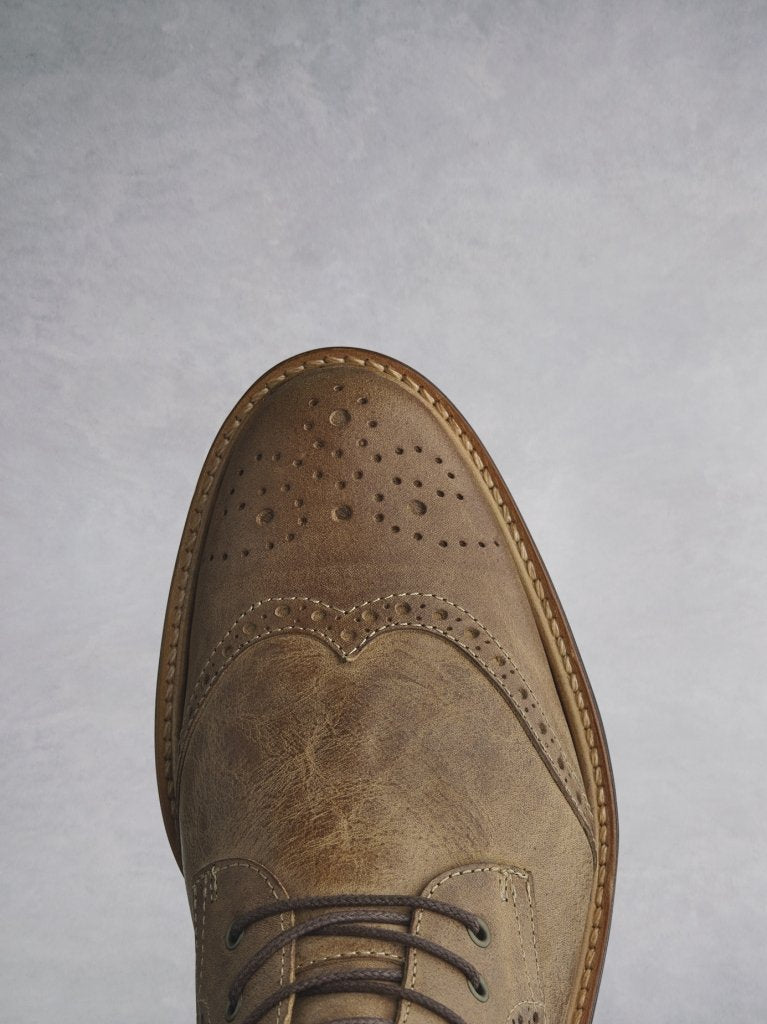 The Balla tan has beautiful brogue detailing over the round shaped toe. 