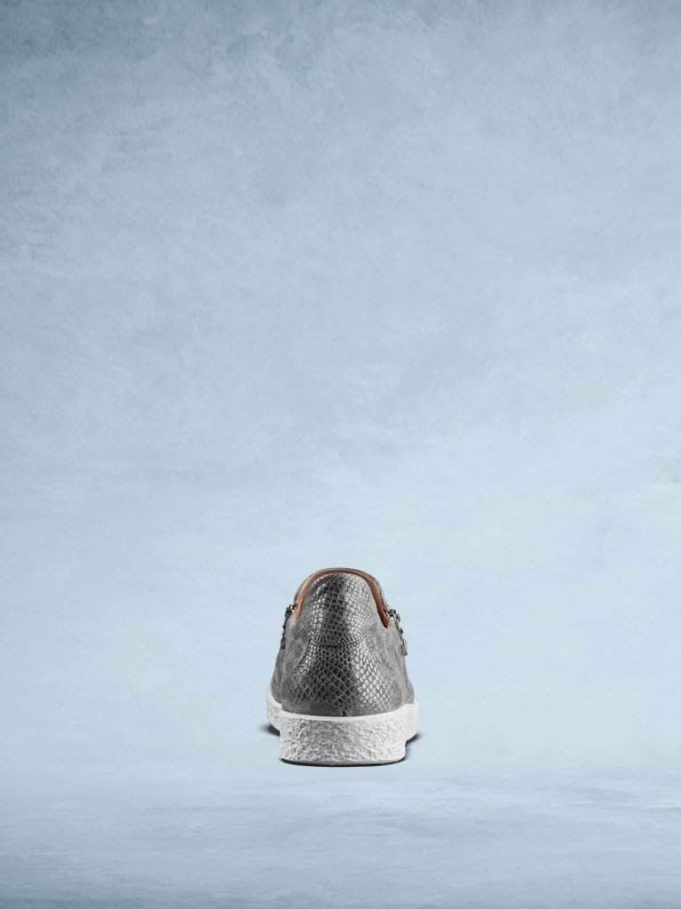 This silver snake embossed leather trainer has a simple, easy to wear design. 