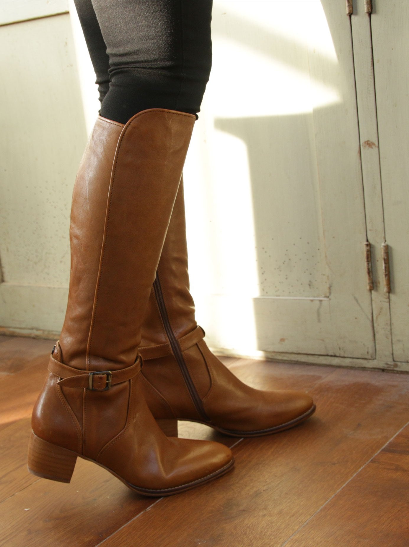 Featuring brown leather piped seams - accentuating the curves of the boot. 