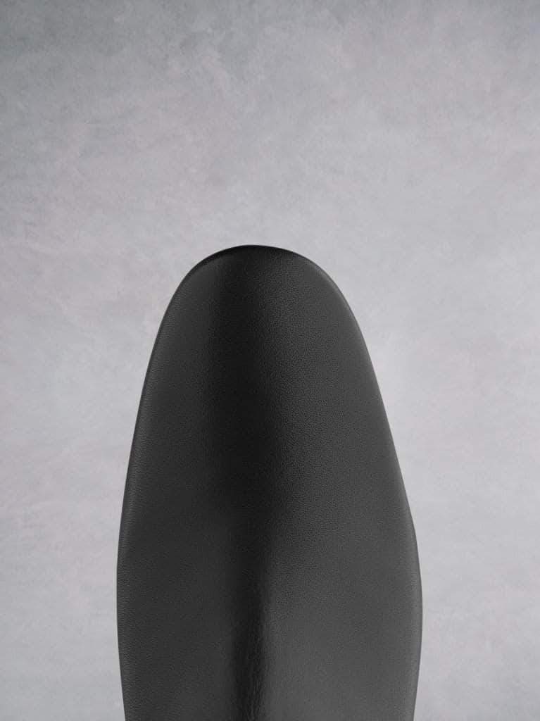 Florencia features a comfortable smooth round toe in black leather. 