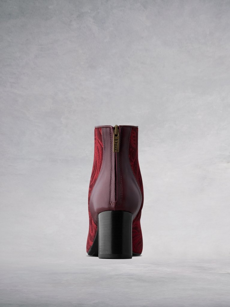 The burgundy boot has a mid-height cylindrical heel for extra comfort.