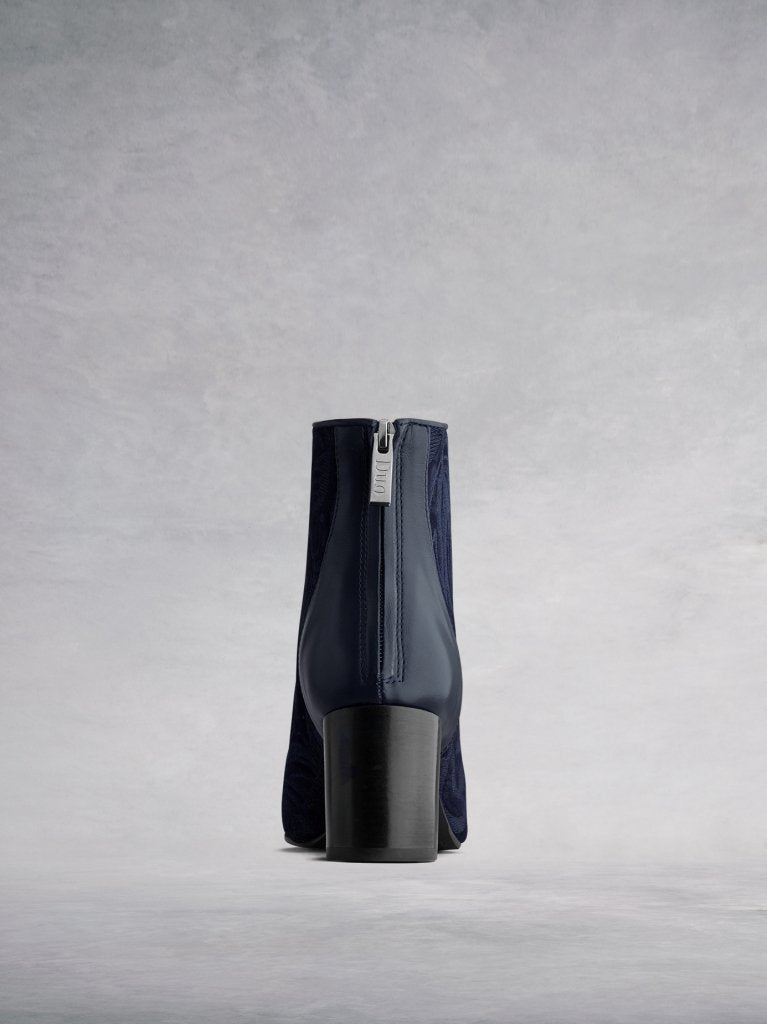 This navy ankle boot has a mid-height cylindrical heel for extra comfort.