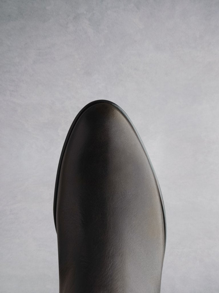 The Highgate boot features a stylish almond toe and a slim cut ankle. 