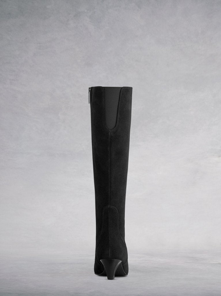 With a short elastic panel at the back, and a unique Italian mid heel. 