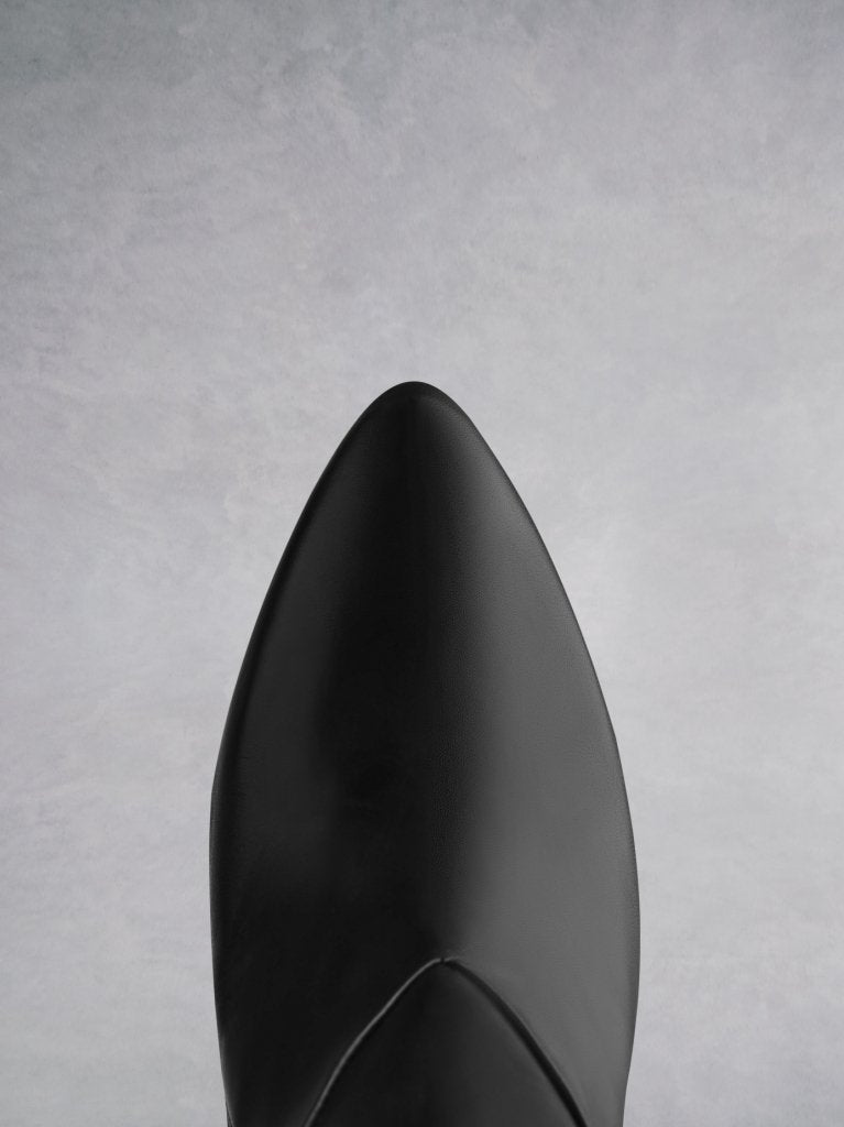 Kinver features a pointed toe shape for an elegant and stylish look. 