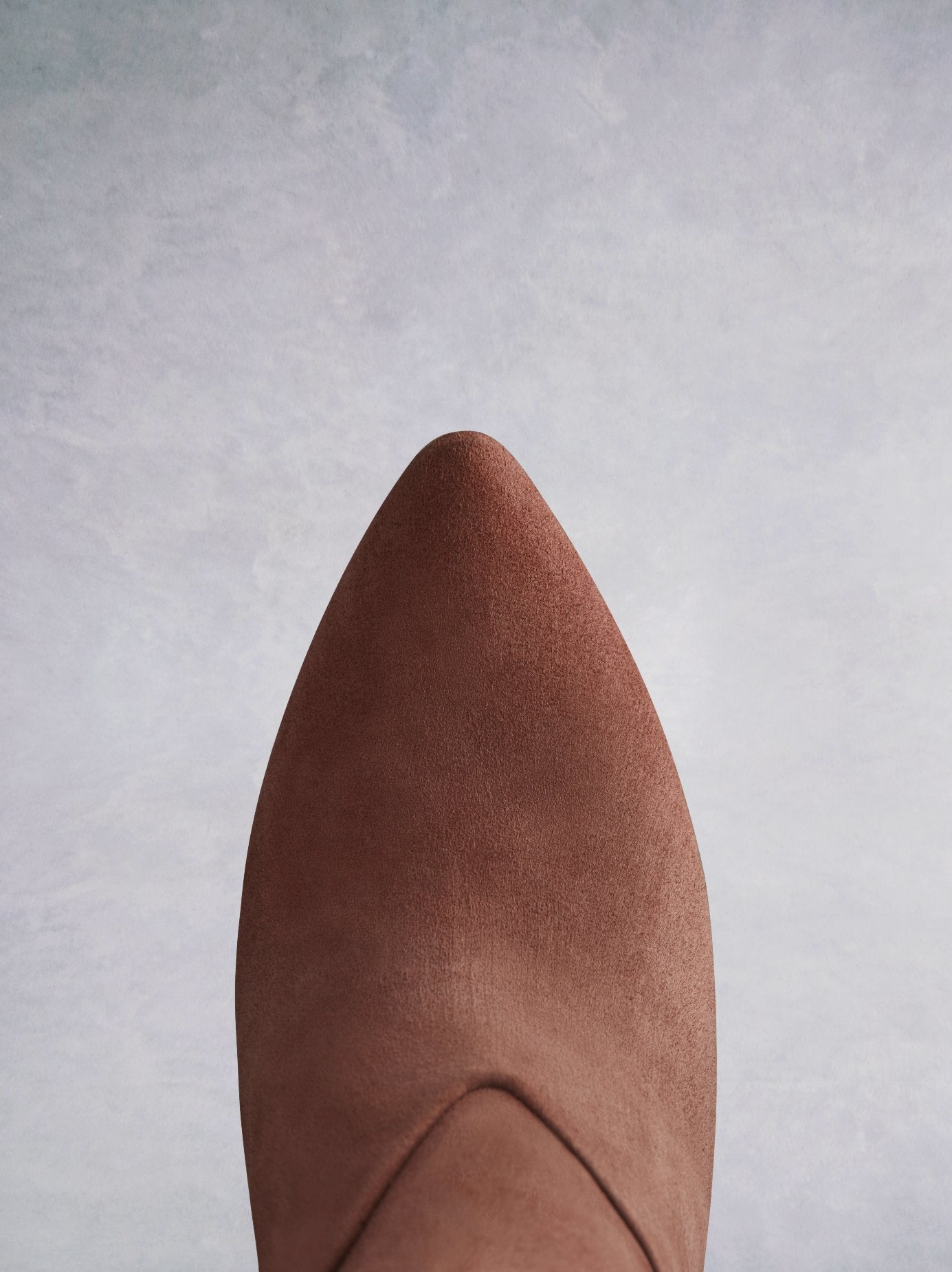 Kinver features a pointed toe shape for an elegant and stylish look. 