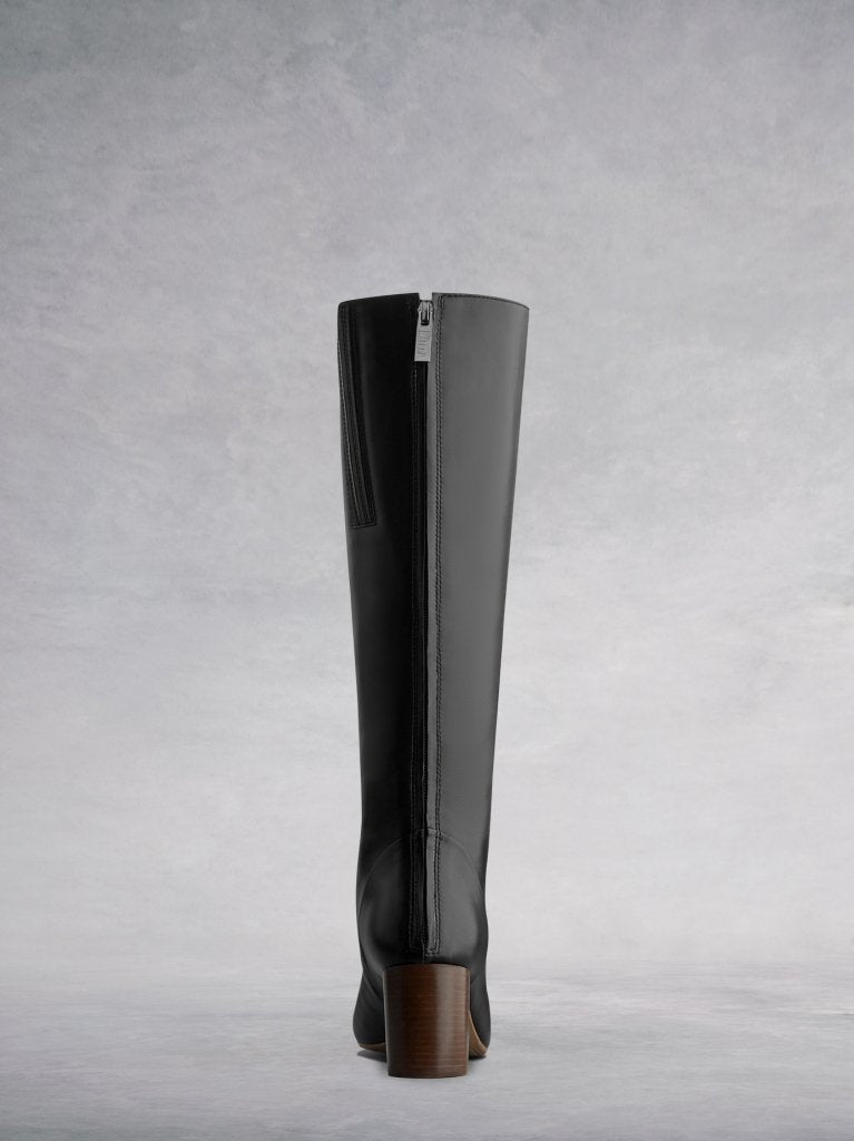 Featuring a subtle back zip and black elastic gusset for the perfect fit.