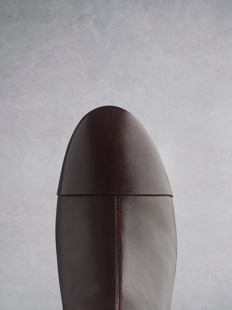 The Langley has a round toe that complements the cylindrical stacked heel. 