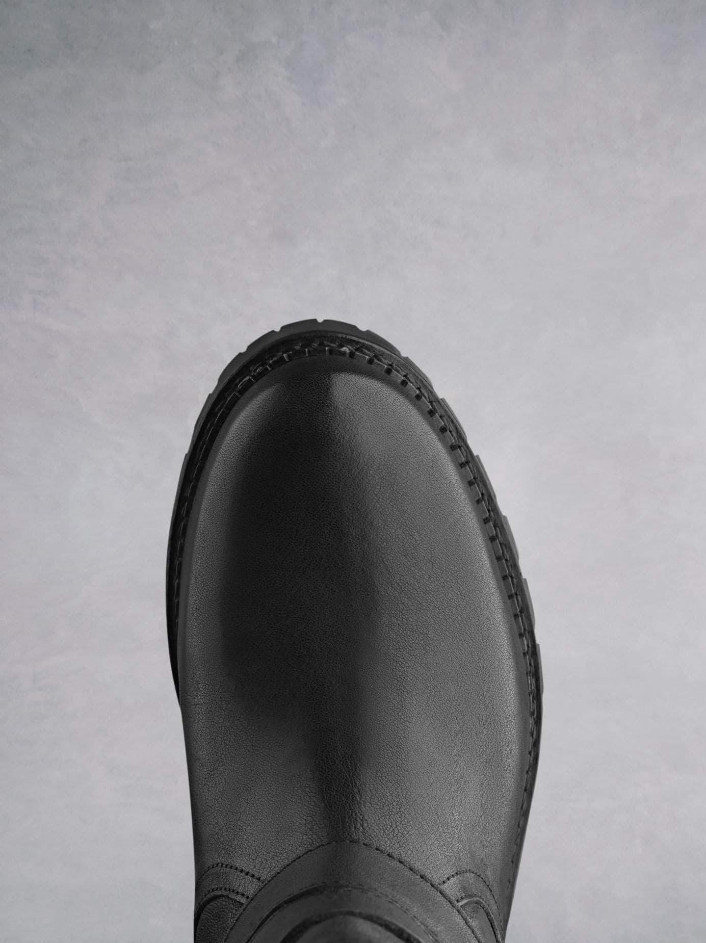Longleat has a round toe and subtle black stitching. 