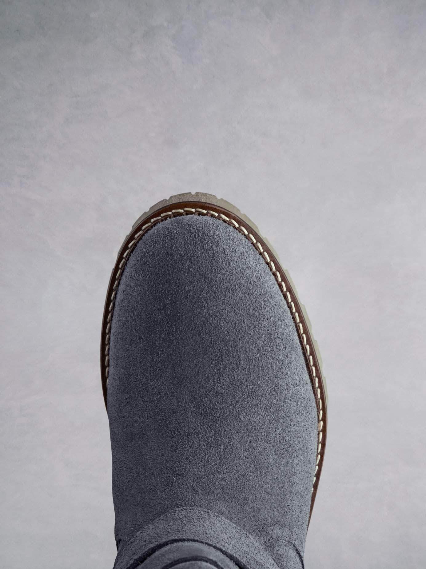 Longleat has a round toe shape with contrast white stitching. 