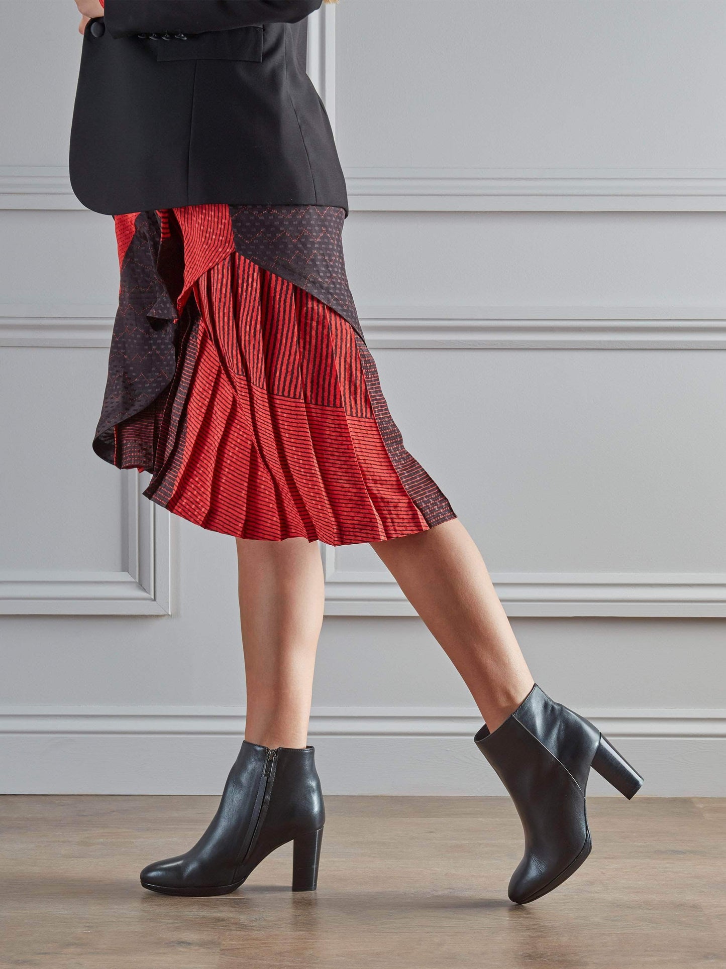 Loxton Black Leather, versatile with a simple silhouette and flattering fit. 
