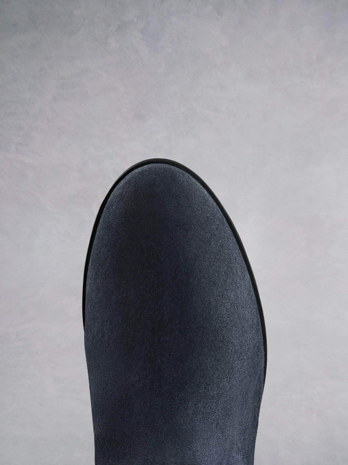 Lyndhurst features a lightweight E.V.A sole and round toe shape for comfort.