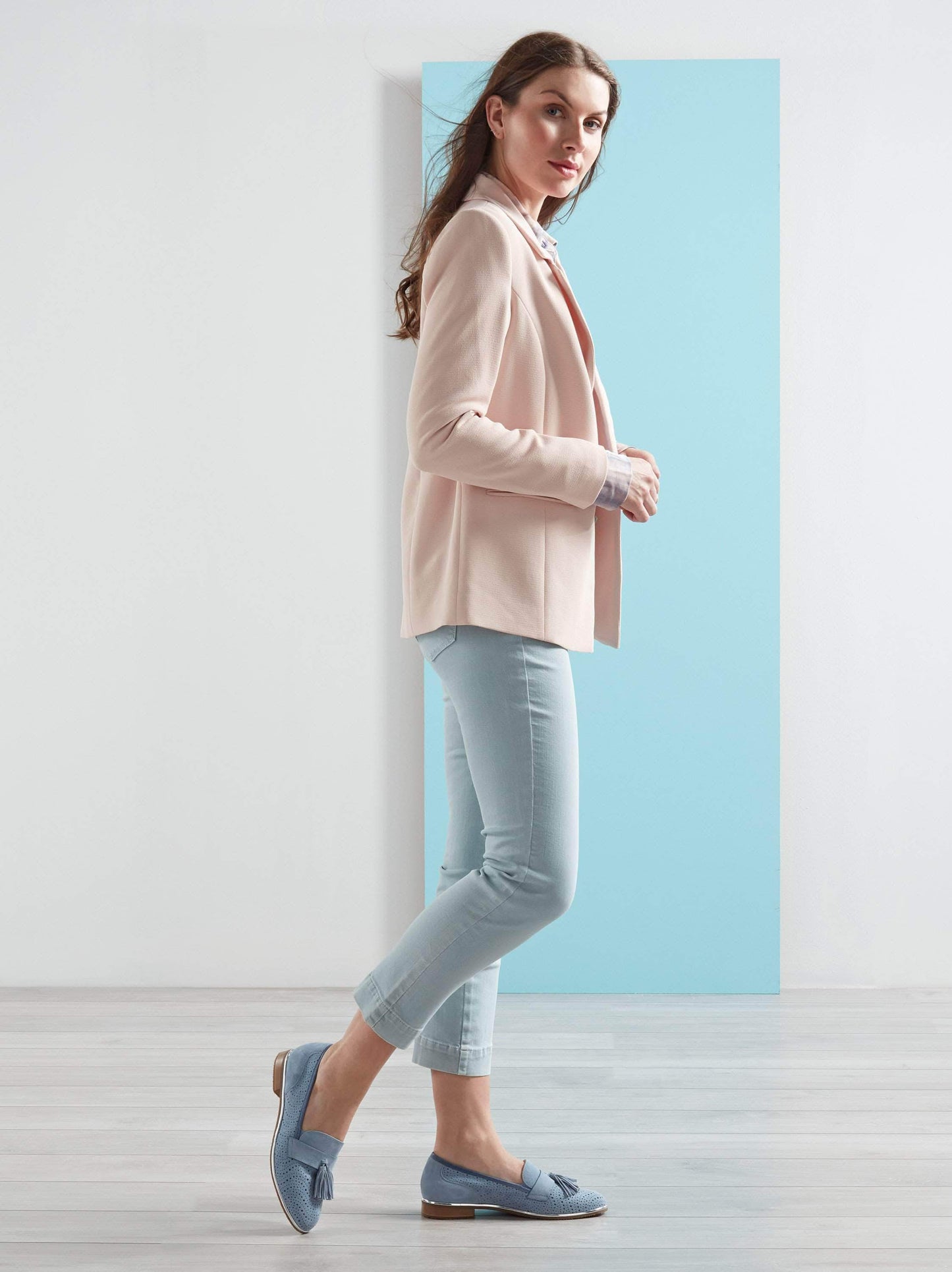 Our chic Milford loafer in jeans blue suede will complete your outfit in style.