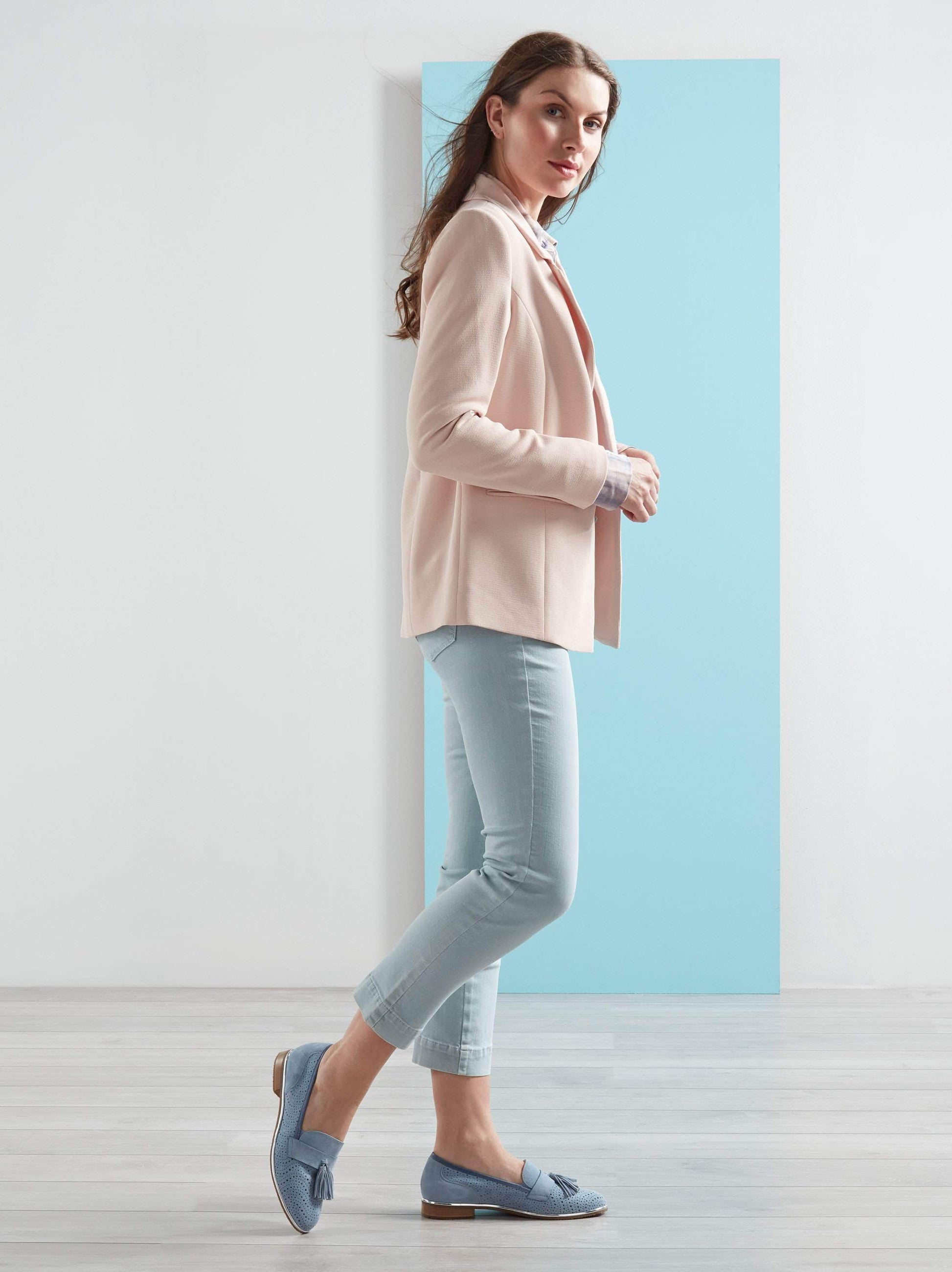 Our chic Milford loafer in jeans blue suede will complete your outfit in style.