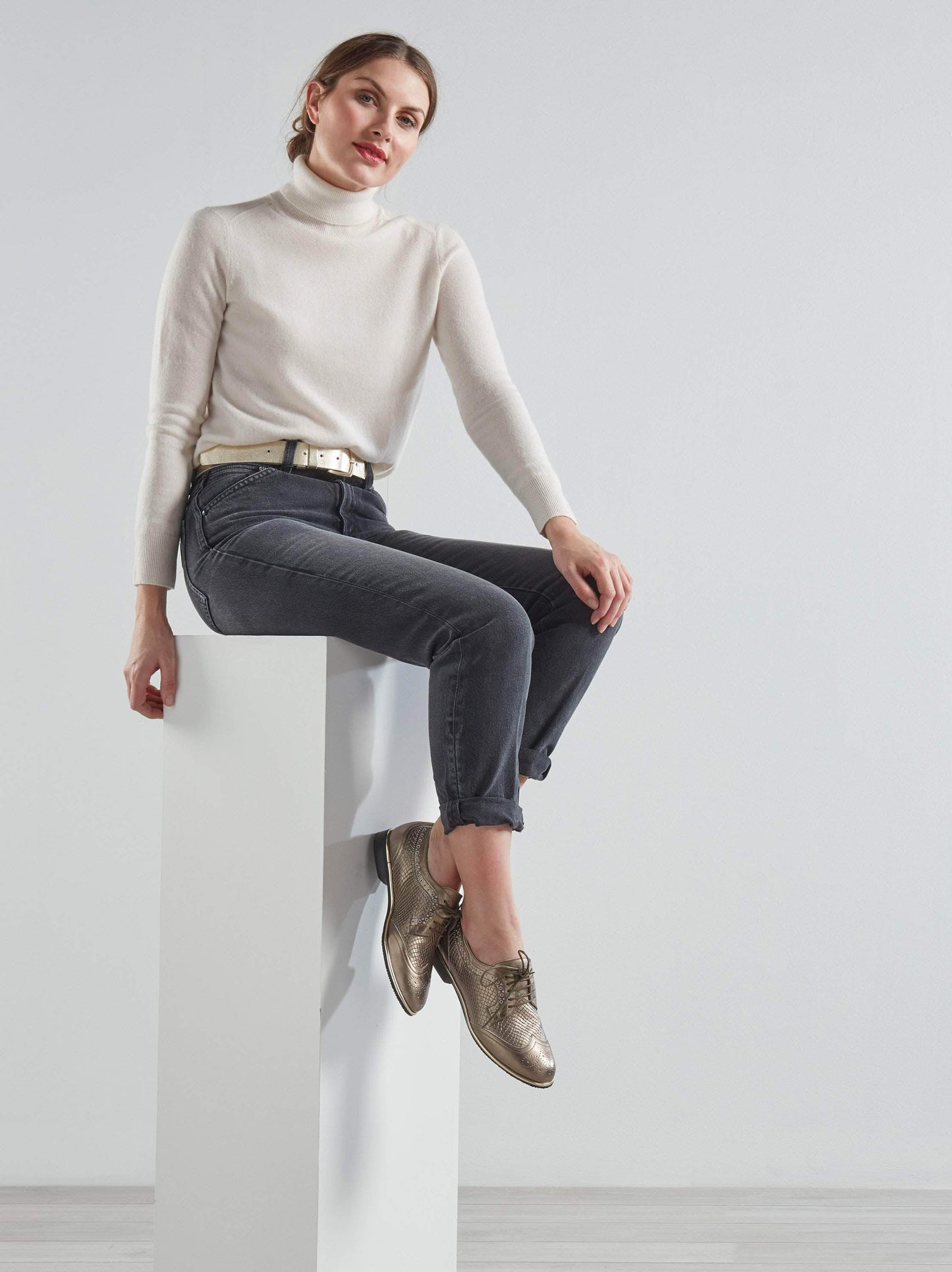 Add a pop of purple suede to an outfit with our Miller ankle boots in fuchsia. 