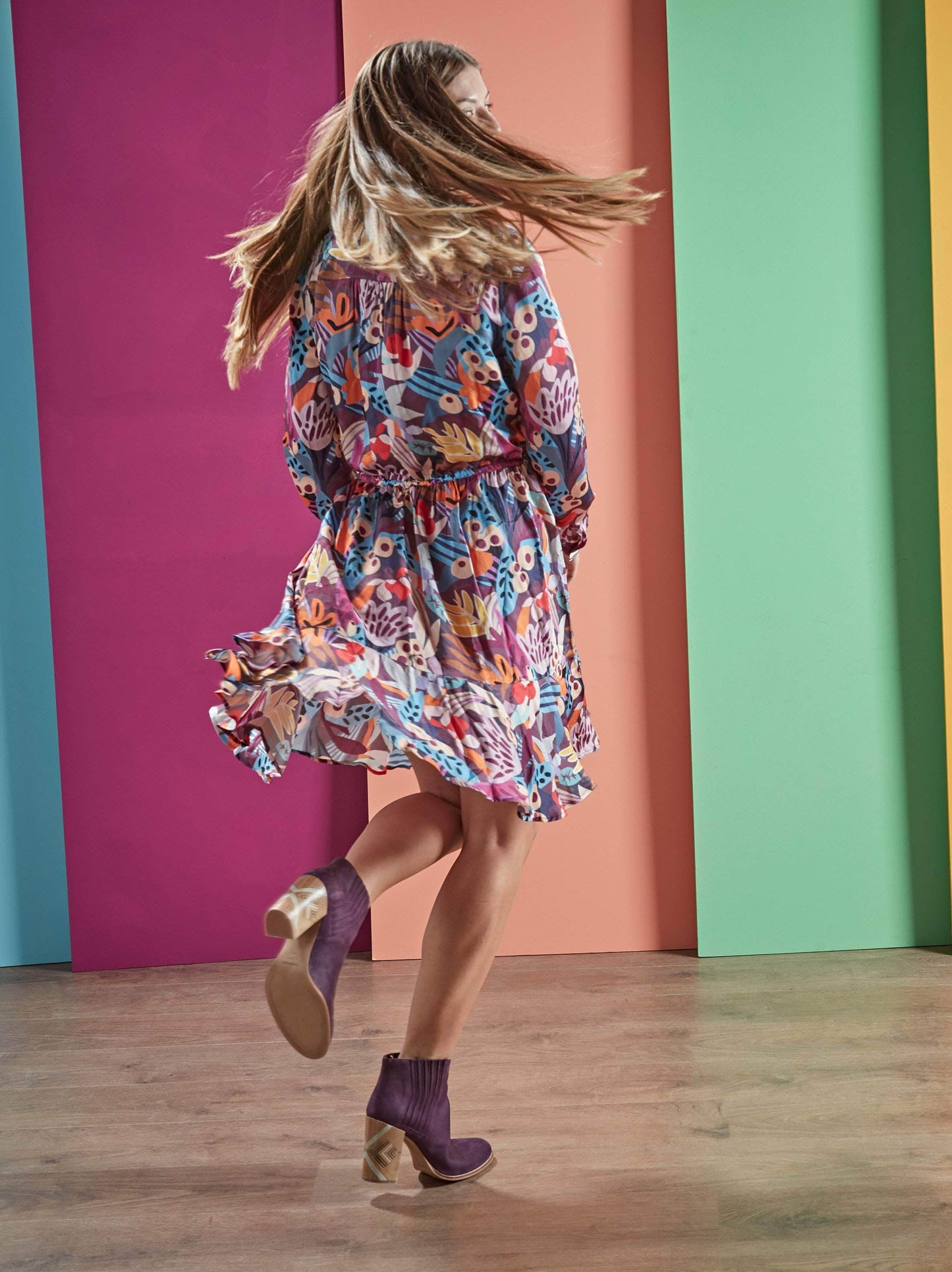 Paragon has zig-zag elastic, a luxury nubuck upper and contrast stitch sole detail. 