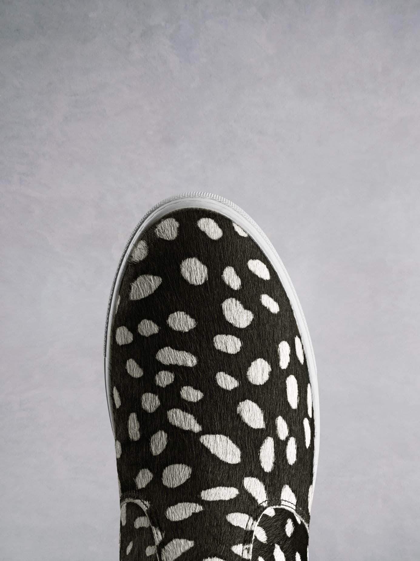 This hi-top trainer has a rubber sole and round toe shape for extra comfort.