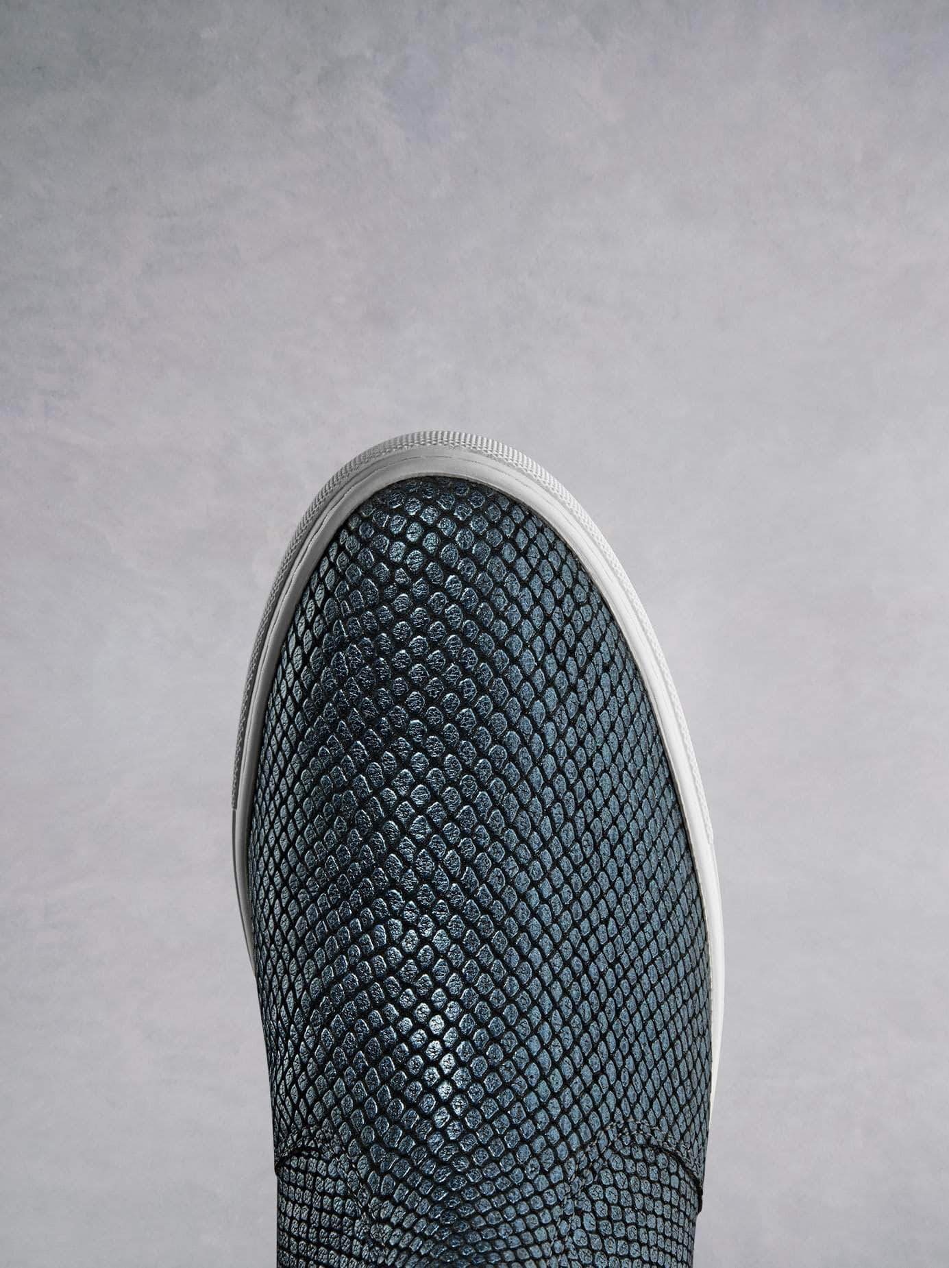 This hi-top trainer has a rubber sole and round toe shape for extra comfort.