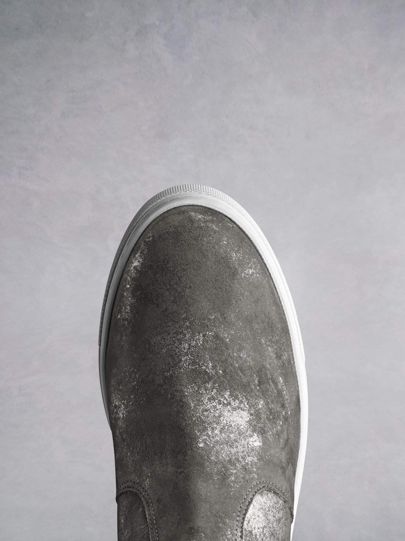 This hi-top trainer has a rubber sole and round toe shape for extra comfort.
