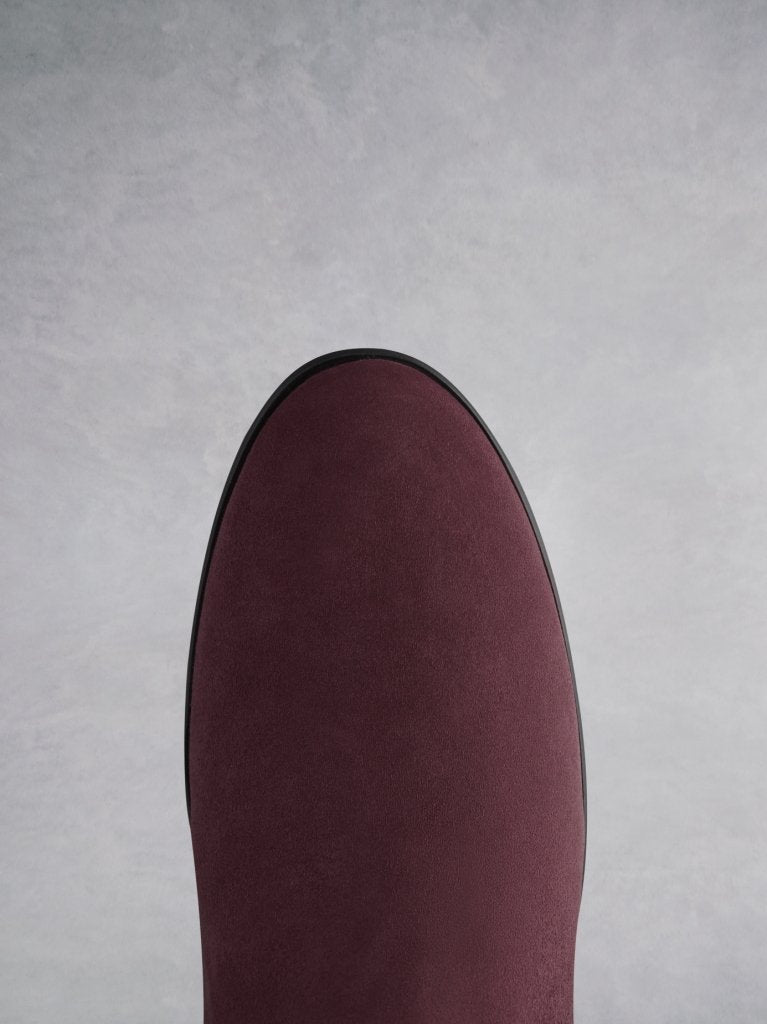 Featuring a burgundy round toe that looks both elegant and classic. 