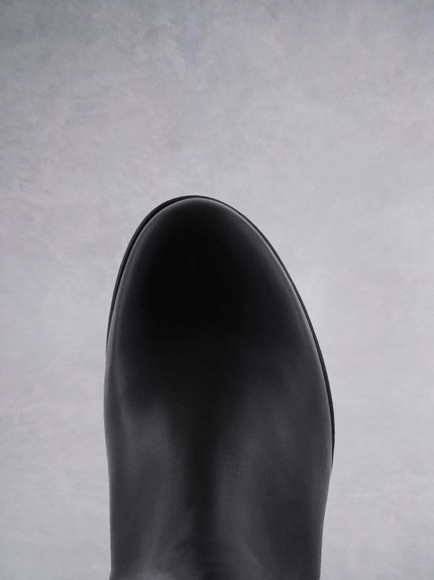 Reflection - Black Leather