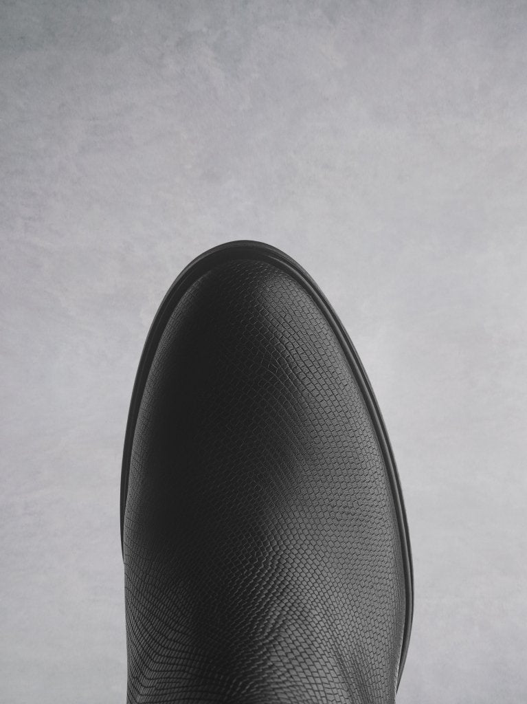 Around toe shape in black leather that looks effortlessly chic. 