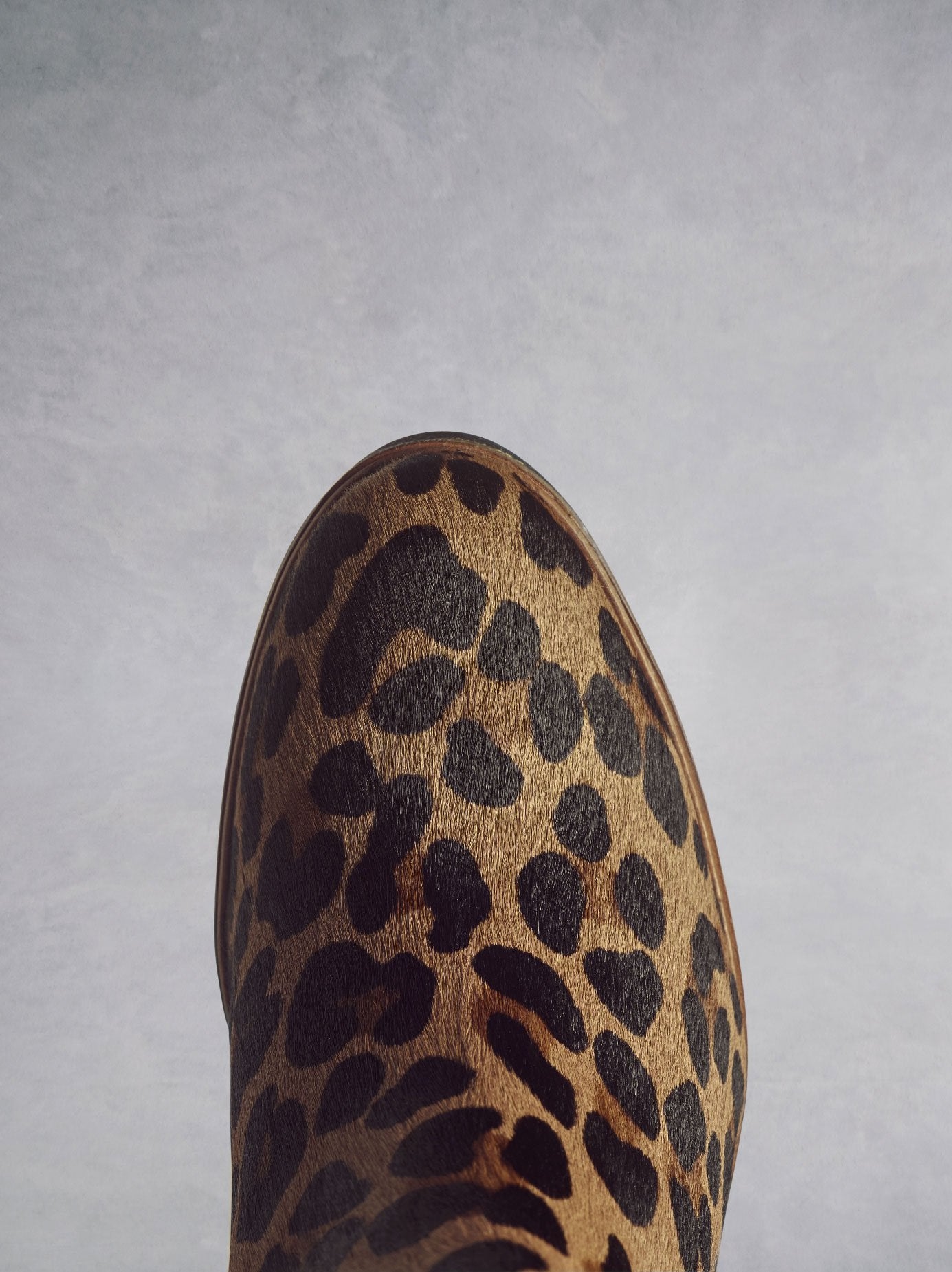 A smooth hair leather round toe shape that looks effortlessly chic. 