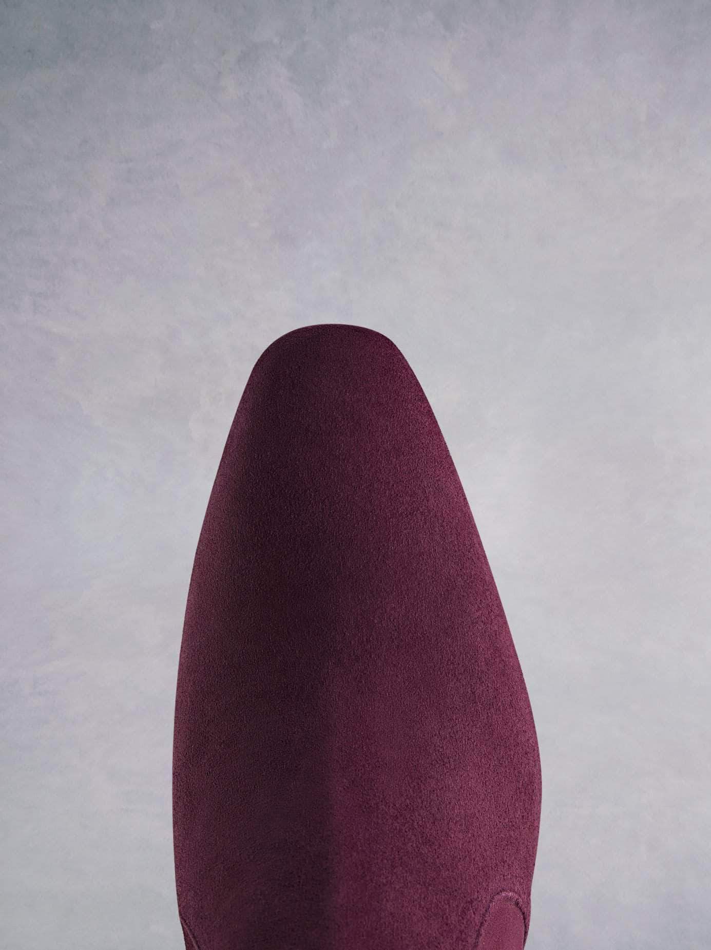 Sarsgrove features an almond toe and flattering top line will flatter and elongate the leg.