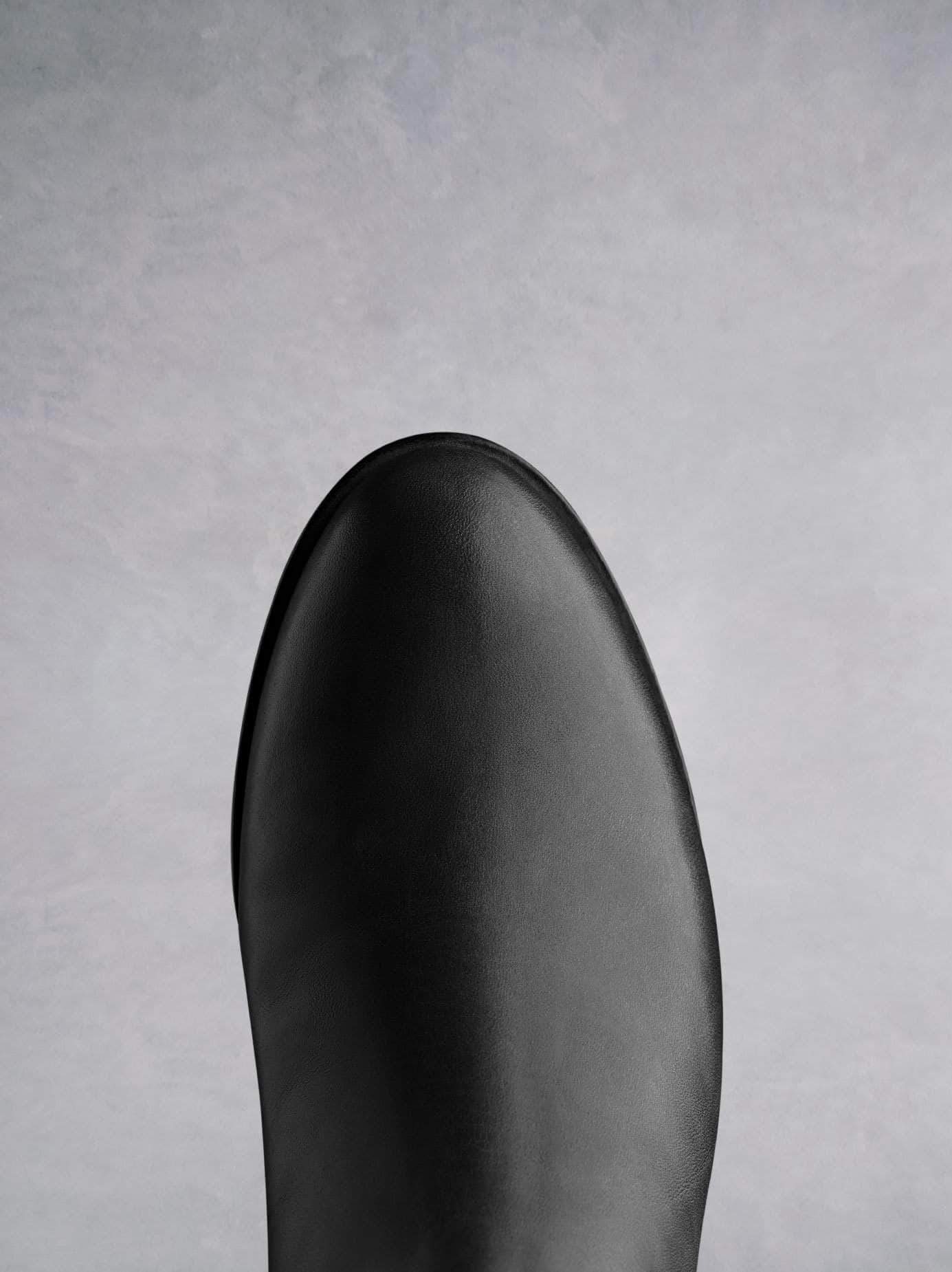 Thornbank in black has a round toe shape for your comfort this season.