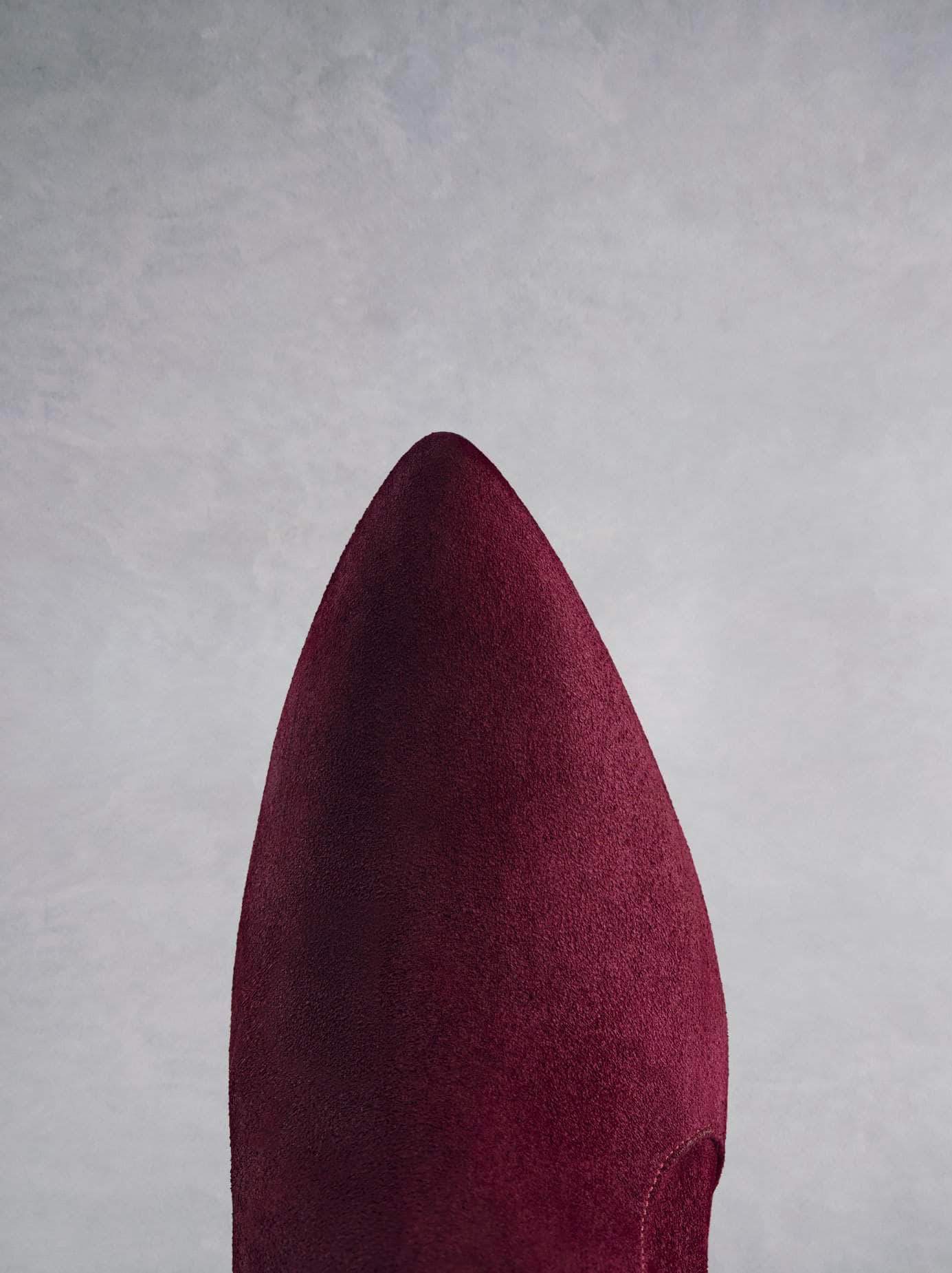 This knee high has an elegant, on trend pointed toe.